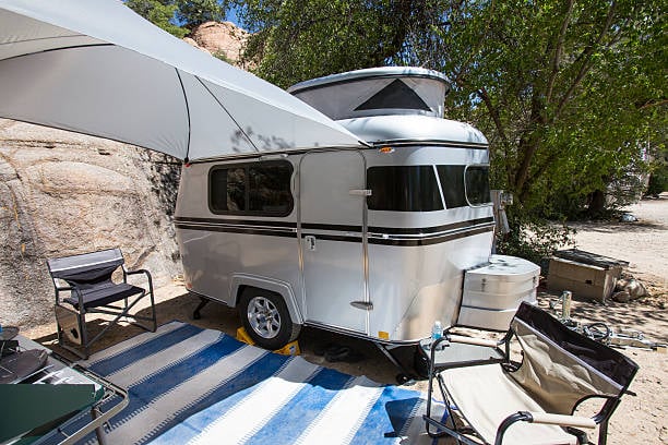 Meerkat tiny camping trailer The Meerkat brand camping trailer at a campground in Prescott Arizona, this is a true tiny house on wheels tiny house on wheels stock pictures, royalty-free photos & images